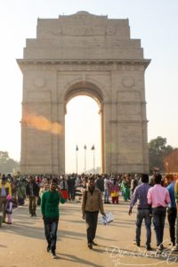 Inda-Gate mit vielen Besuchern und tiefstehender Sonne