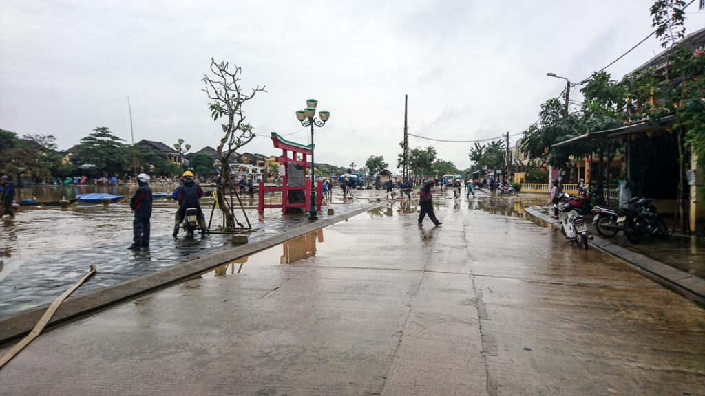 Aufräumarbeiten nach den heftigen Regenfällen in Hoi An. Der Fluss ist über die Ufer getreten.