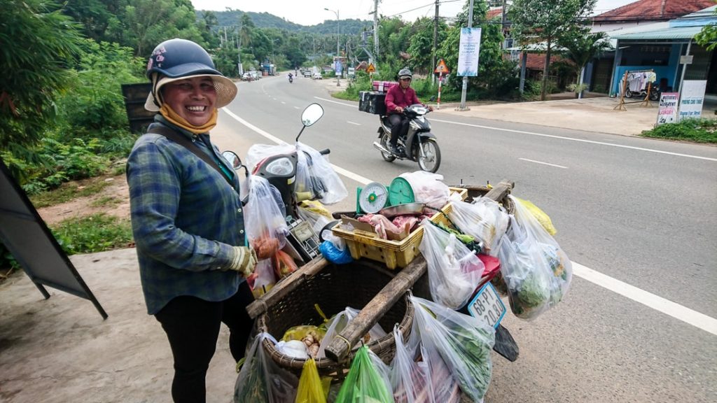 Straßenverkäufern mit ihrem Roller auf Phu Quoc