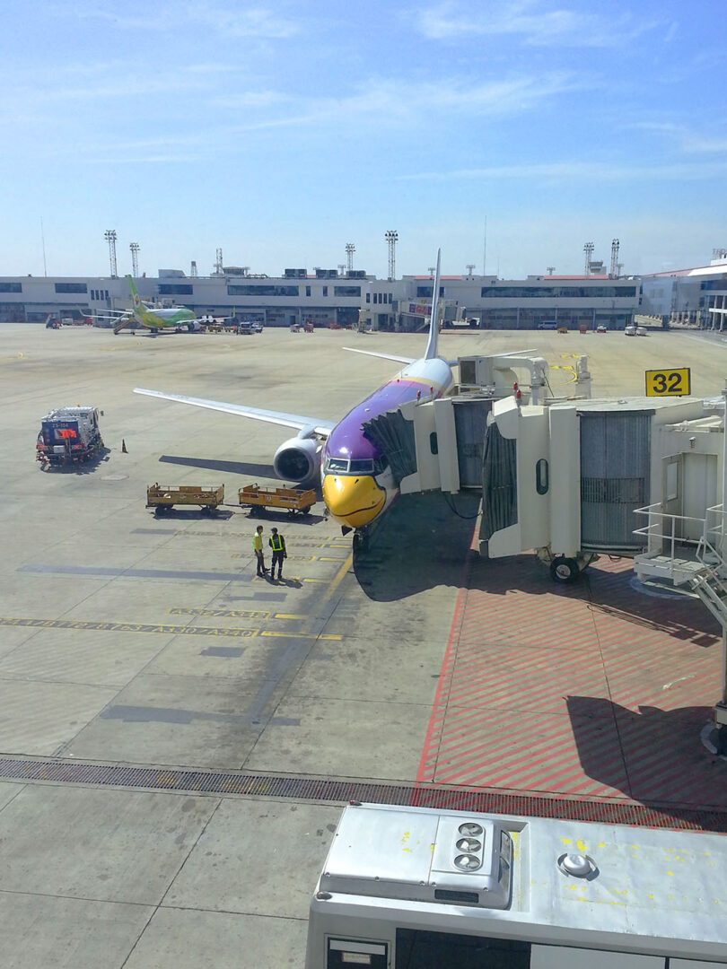 Flugzeug auf dem Flughafen in Bangkok