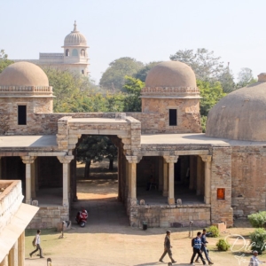 Einheimische Touristen entdecken die Festung in Chittorgarh Touristen in Chittorgarh