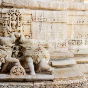 Eine schön verzierte Außenwand eines Tempels in Chittorgarh Verzierte Außenwand eines Tempels in Chittorgarh