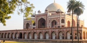 Seitlicher Blick auf das Humayun-Mausoleum Seitlicher Blick auf das Humayun-Mausoleum