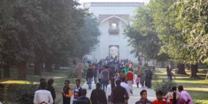 Viele Menschen auf dem Weg ins Humayun Mausoleum Menschen strömen in Richtung des Humayun Mausoleums