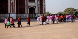 Eine Schulklasse am Humayun-Mausoleum Schulklasse am Humayun-Mausoleum