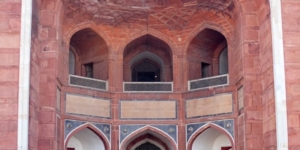 Herrlich verzierter Eingangsbereich des Humayun-Mausoleum Verzierter Eingangsbereich des Humayun-Mausoleum