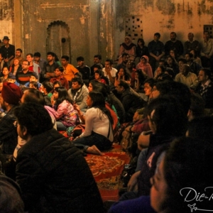 Viele Zuschauer sitzen auf dem Boden und schauen sich die Show an Zuschauer Udaipur Show
