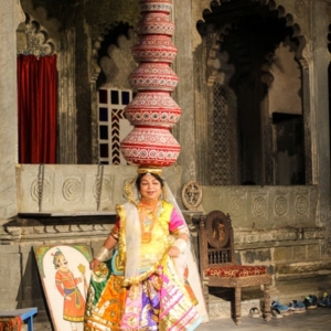 Tänzerin Bagore ki haveli Tänzerin in Udaipur mit Vasen auf dem Kopf