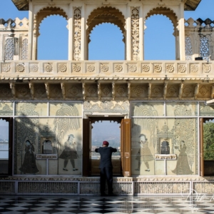 Der Wärter in Udaipur Wärter in Udaipur genießt Aussicht - Fotografie von Die Reiselust