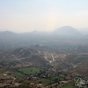 Blick über die Ebene um Udaipur Blick vom Monsun Palast über Udaipur