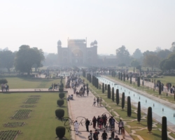 Blick auf das Eingangstor des Taj Mahals Blick auf das Eingangstor des Taj Mahals