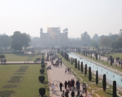 Blick auf das Eingangstor des Taj Mahals Blick auf das Eingangstor des Taj Mahals