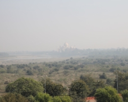In der Ferne kann man das Taj Mahal erahnen Das Taj Mahal in der Entfernung