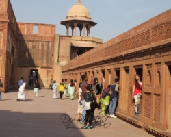 Aussichtspunkt des Roten Forts in Agra Aussichtspunkt mit vielen Touristen im Roten Fort in Agra
