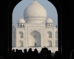 Blick durch das Eingangstor auf das Taj Mahal