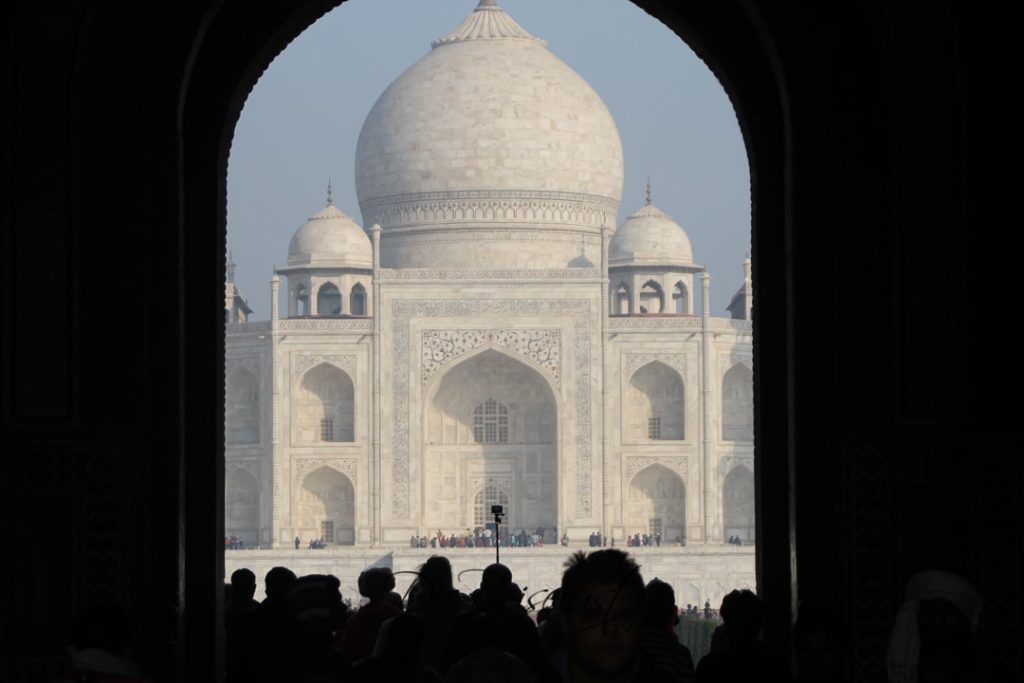 Blick durch das Eingangstor auf das Taj Mahal