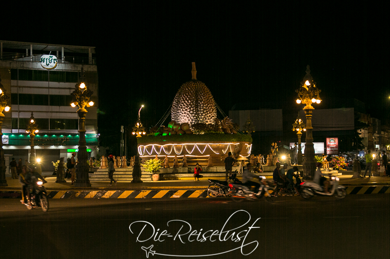 Kampot bei Nacht / Kreisel in Kampot