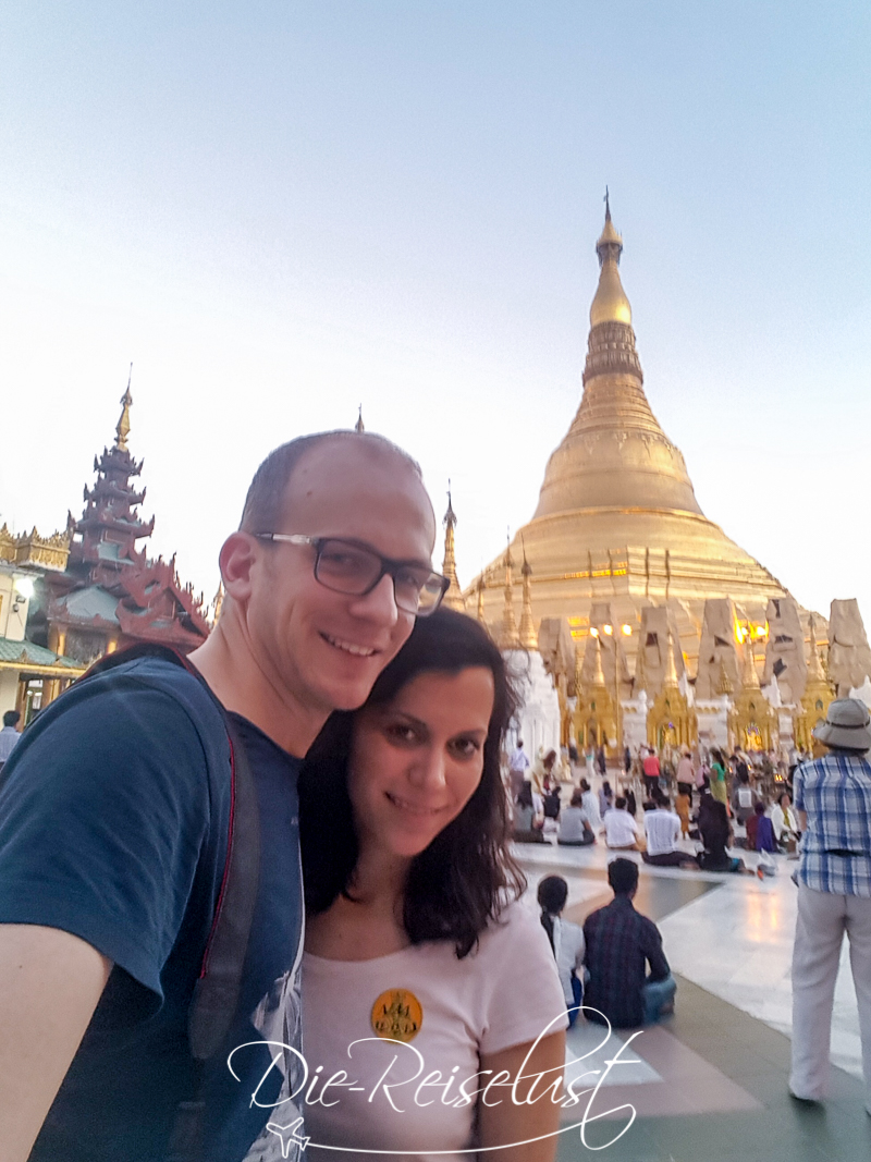 Anni und Marc vor der Swedagon Pagode in Yangon