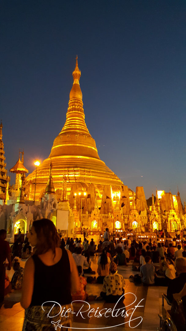 Swedagon Pagode am Abend in der Nacht