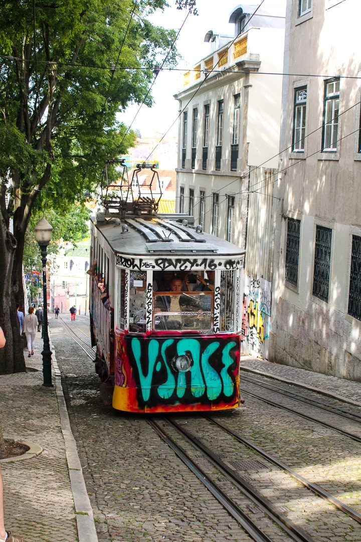 Mit Grafitti besprühte Tram in Lissabon 