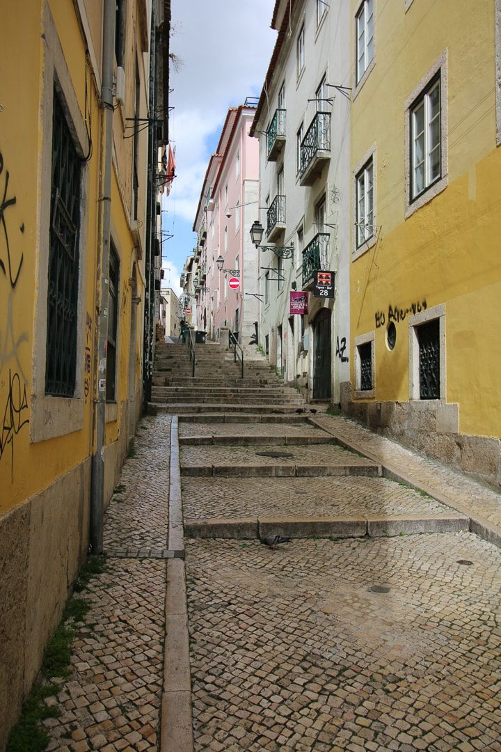 Kleine Gasse in Lissabon 