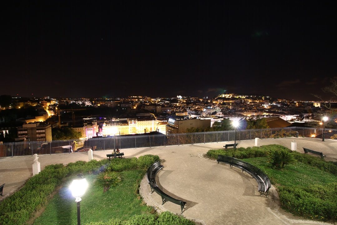 Aussichtspunkt in Lissabon bei Nacht