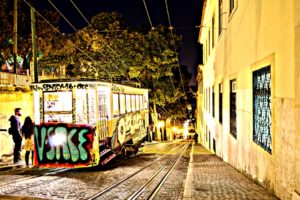 Fotografie bei Nacht - Eine Tram in Lissabon bei Nacht