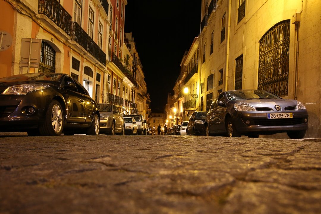 Gasse in Lissabon - rechts und links stehen Autos