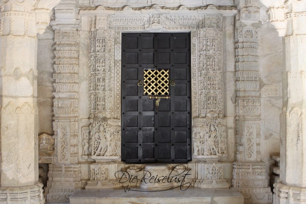 Ein Eingangstor im Tempel von Rankpur