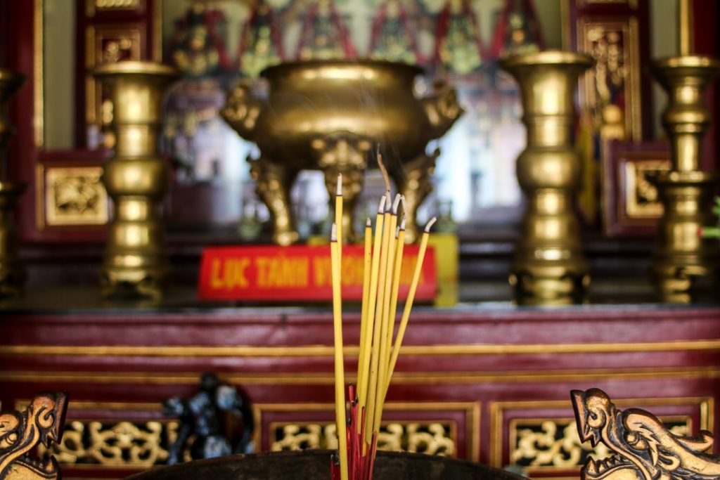 Räucherstäbchen brennen in Hoi An vor jedem Altar